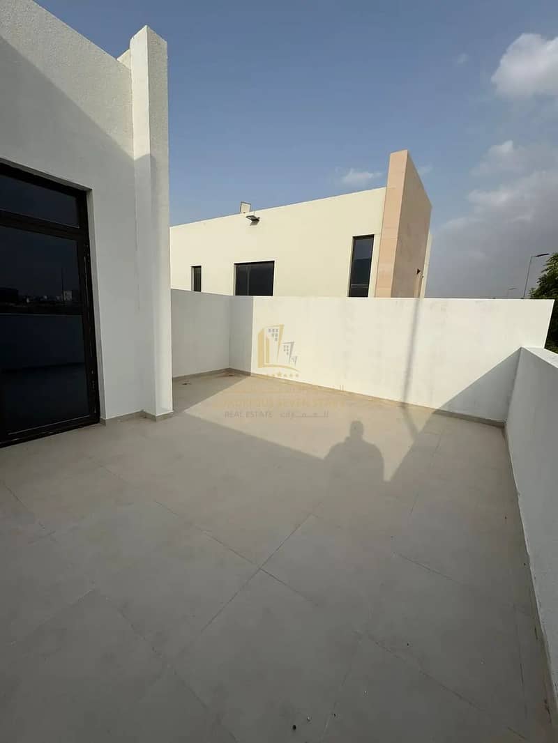 4 807101672-1066x800. webp