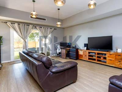 2 Slaapkamers Villa te Koop in Arabian Ranches, Dubai - Spacious living room with garden access and TV area in Dubai townhouse for sale 2 Slaapkamers Villa te Koop in Arabian Ranches, Dubai - Spacious living room with garden access and TV area in Dubai townhouse for sale