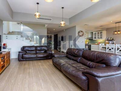 2 Slaapkamers Villa te Koop in Arabian Ranches, Dubai - Open-plan living and dining area with staircase in Dubai family villa