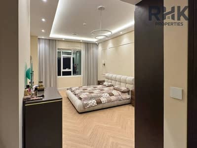 3 Slaapkamers Appartement te Koop in Majan, Dubai - Master bedroom with king bed, dressing area and city view window in Dubai apartment 3 Slaapkamers Appartement te Koop in Majan, Dubai - Master bedroom with king bed, dressing area and city view window in Dubai apartment