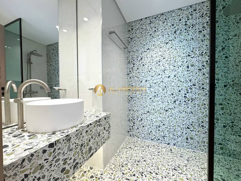 8 Bathroom. jpg