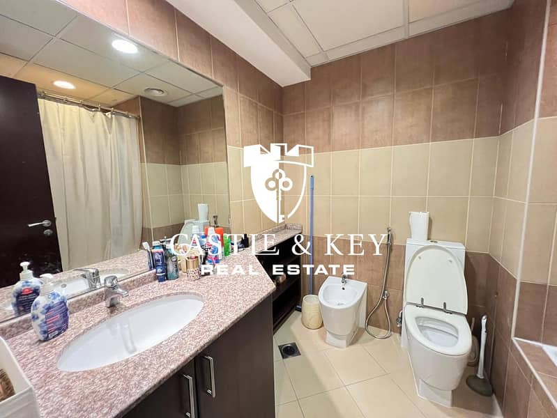 9 Bathroom. jpeg