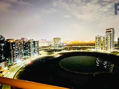 1 Slaapkamer Appartement te Huur in Dubai Sports City, Dubai - Night skyline view of Dubai Silicon Oasis lake and towers from apartment balcony 1 Slaapkamer Appartement te Huur in Dubai Sports City, Dubai - Night skyline view of Dubai Silicon Oasis lake and towers from apartment balcony