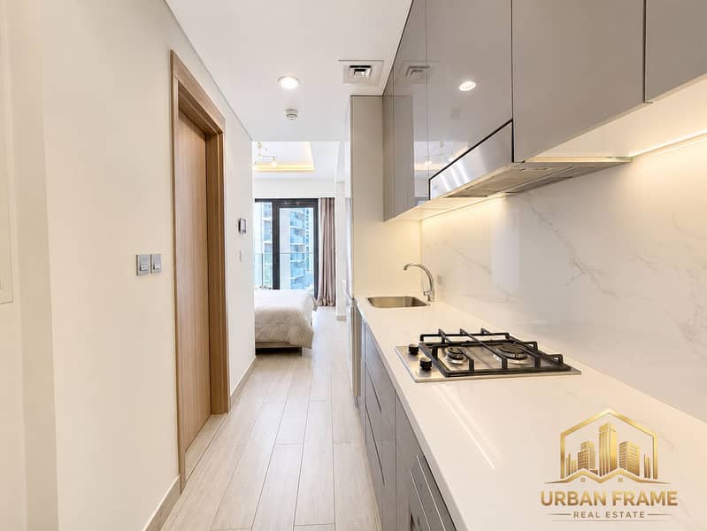 3 cocina_minimalista_conectada_a_habitación. png