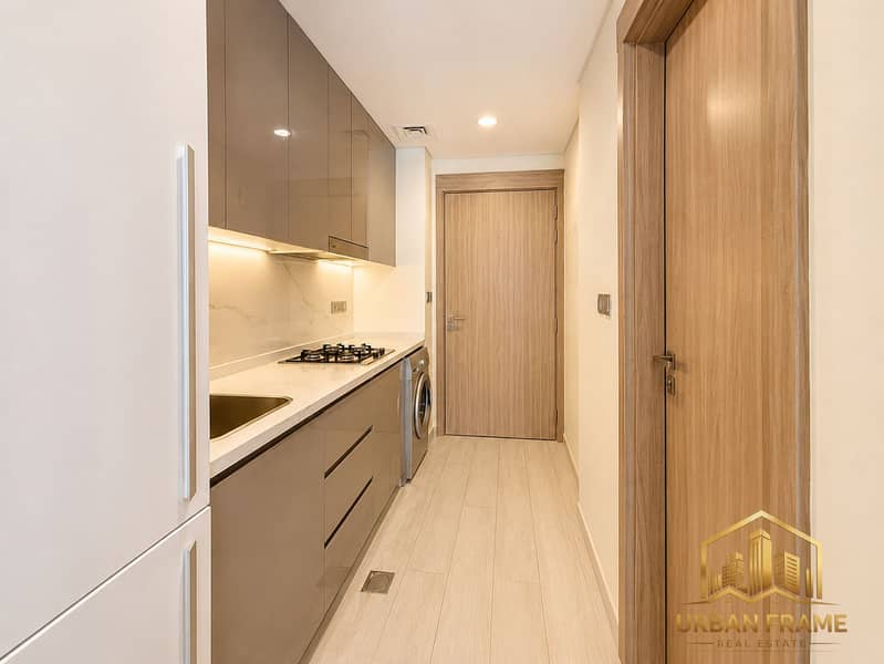 4 cocina_moderna_en_pasillo_minimalista. png