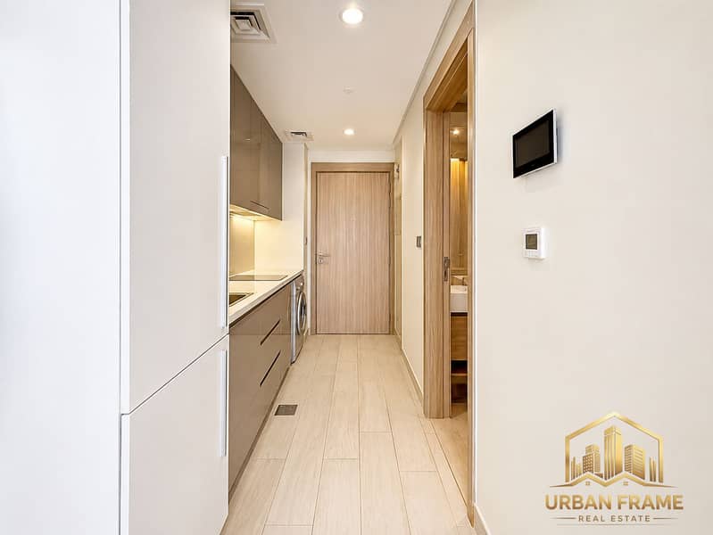 7 pasillo_moderno_y_minimalista_con_cocina. png