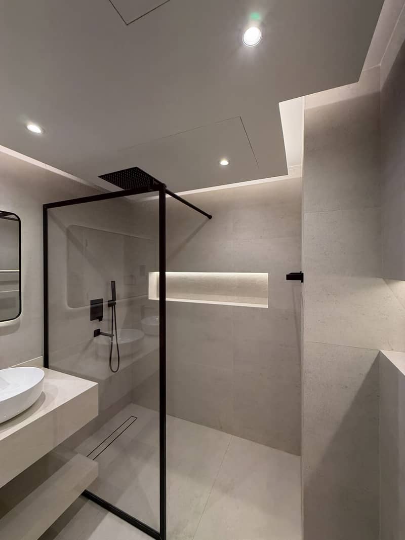 8 washroom. jpg