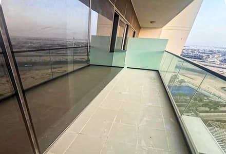 1 Slaapkamer Appartement te Huur in DAMAC Hills, Dubai - Spacious apartment balcony with glass railing and panoramic golf community views in Dubai 1 Slaapkamer Appartement te Huur in DAMAC Hills, Dubai - Spacious apartment balcony with glass railing and panoramic golf community views in Dubai