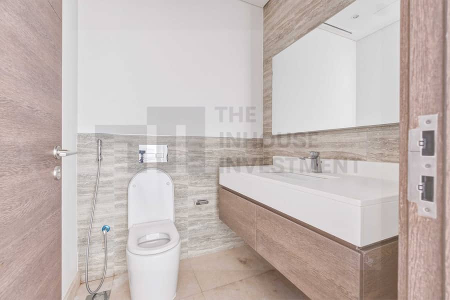 16 16 - Bathroom. jpg