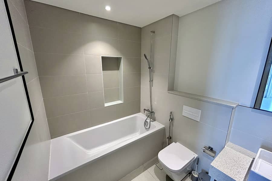 12 23-bathroom-tub. jpg