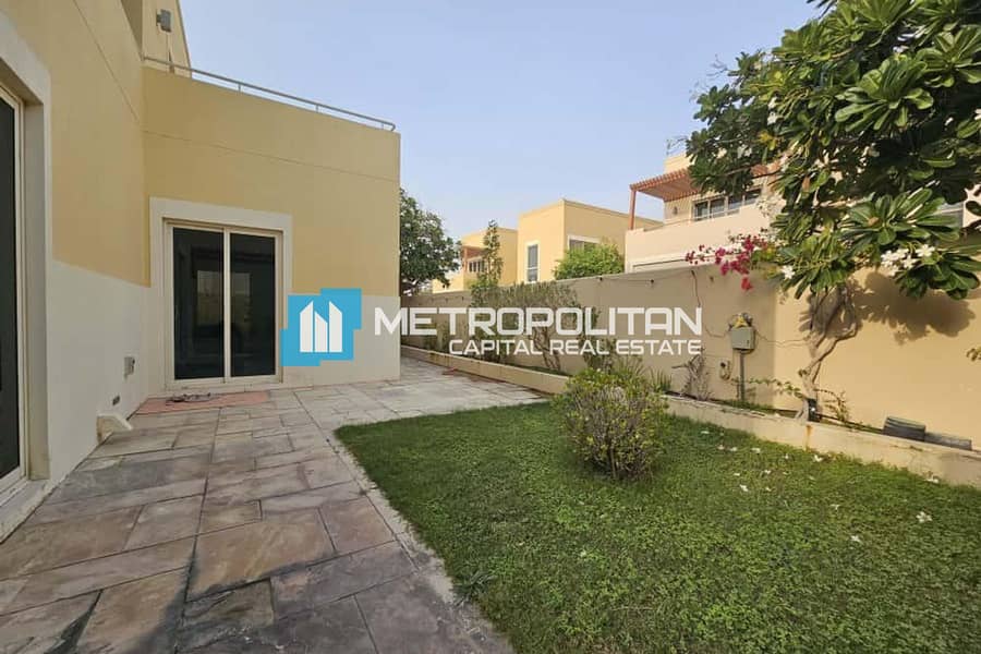 Single Row| 3BR+M| Well Maintained| Next To Corner Single Row| 3BR+M| Well Maintained| Next To Corner