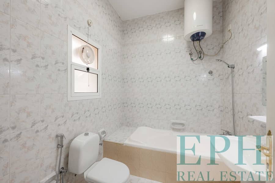 16 Master Bathroom. jpg
