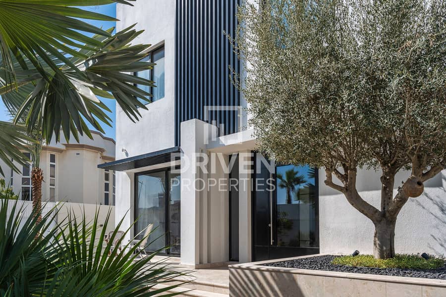 Modern Villa | Stunning Garden and Koi Pond Modern Villa | Stunning Garden and Koi Pond