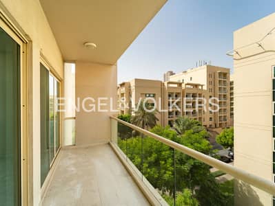 2 Bedroom Apartment for Sale in The Greens, Dubai - Well-Maintained Unit with Community View 2 Bedroom Apartment for Sale in The Greens, Dubai - Well-Maintained Unit with Community View