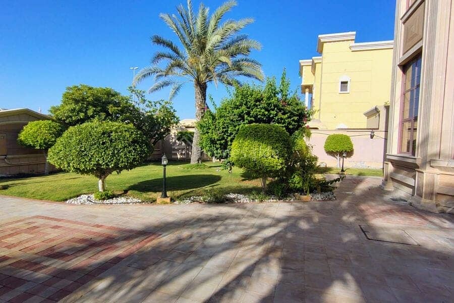 5 Bedroom+Maid's | With Garden | Private Pool 5 Bedroom+Maid's | With Garden | Private Pool