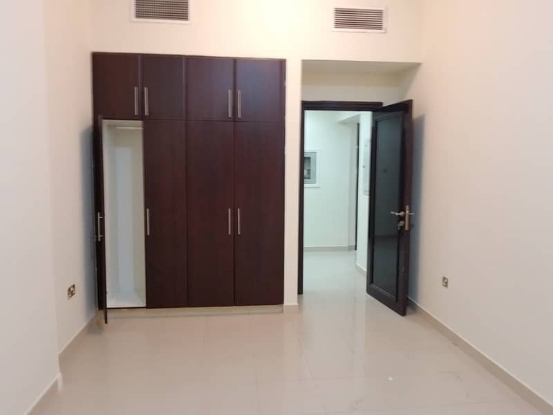 Stunning 2bhk with seprate laundry area ,balcony 1master bedroom with wardrobes central ac in shabiya near to safeer mall 55k