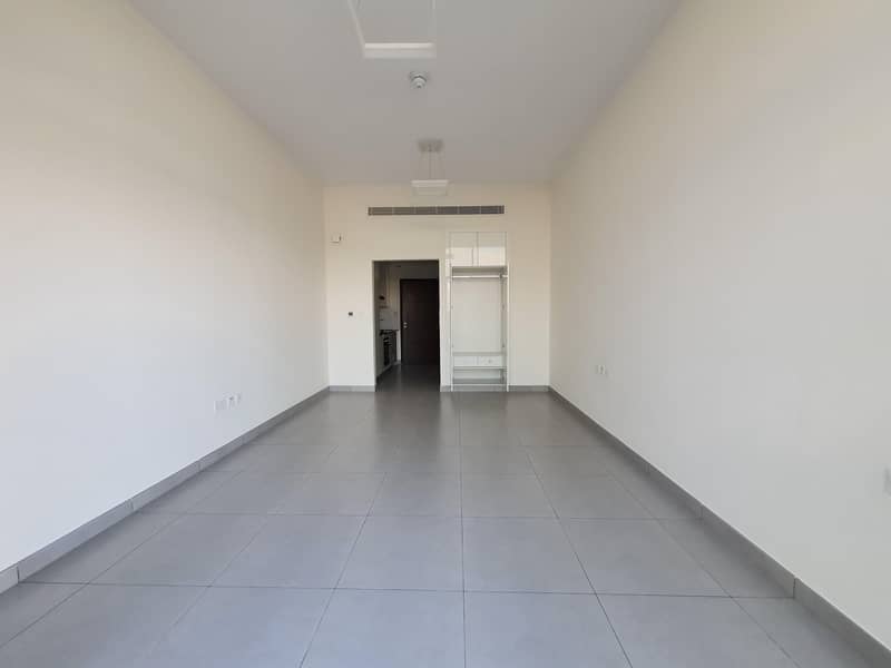 3 LIVE NEXT TO MIRACLE GARDEN  |  FULLY EQUIPPED KITCHEN WITH BUILT IN CUPBOARD