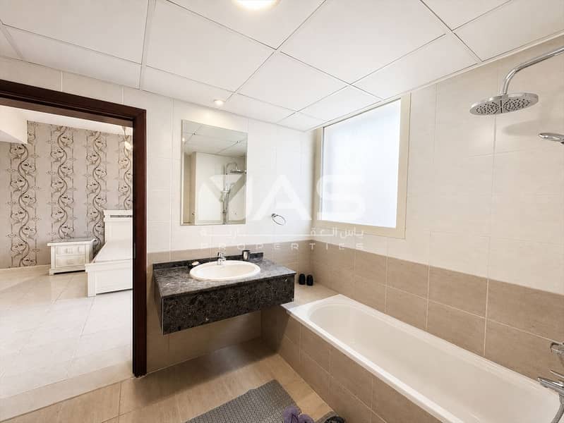 15 06 Ensuite Bathroom - Tub View - 4x3. png