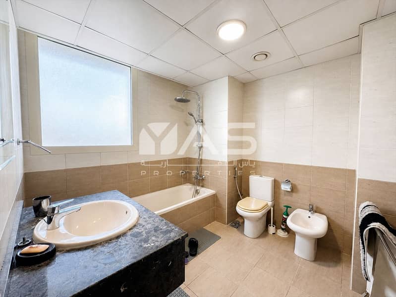16 07 Main Bathroom - Full View - 4x3. png