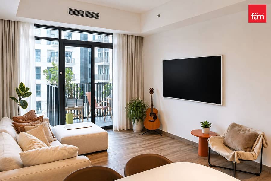 Bright And Spacious | Pool VIew | Great Location Bright And Spacious | Pool VIew | Great Location