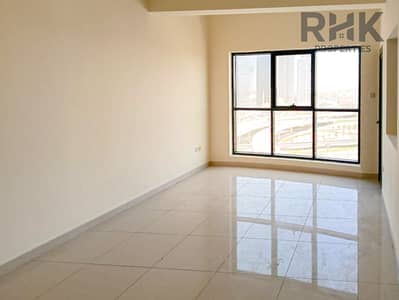 2 Slaapkamers Appartement te Huur in Dubai Marina, Dubai - Spacious bedroom with floor-to-ceiling window and Dubai skyline view in JLT towerc
