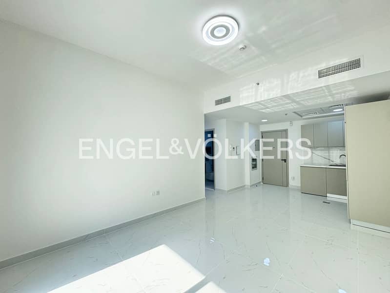 Maids Room | Pool View | Fitted Kitchen Maids Room | Pool View | Fitted Kitchen
