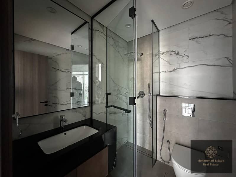 8 Bathroom. jpeg