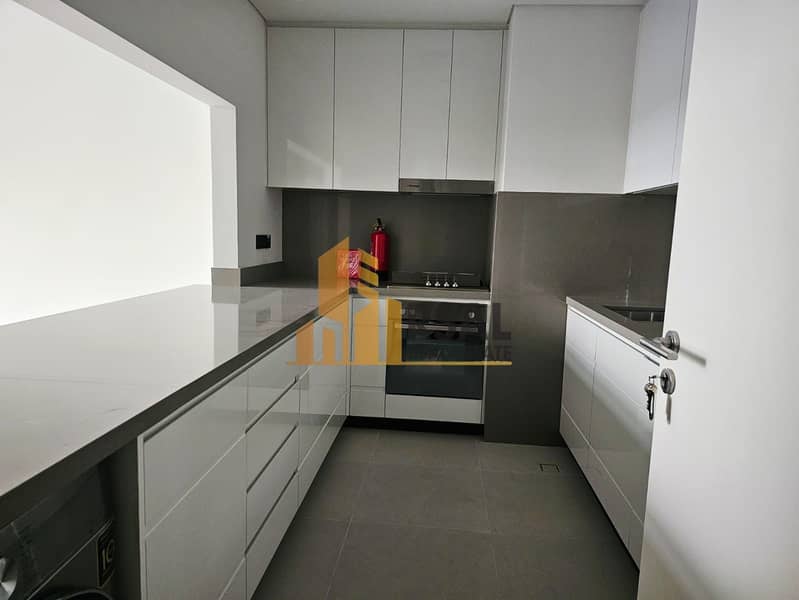 12 b112fbce-6192-4cae-ae9c-8fa79a968d99. jpg