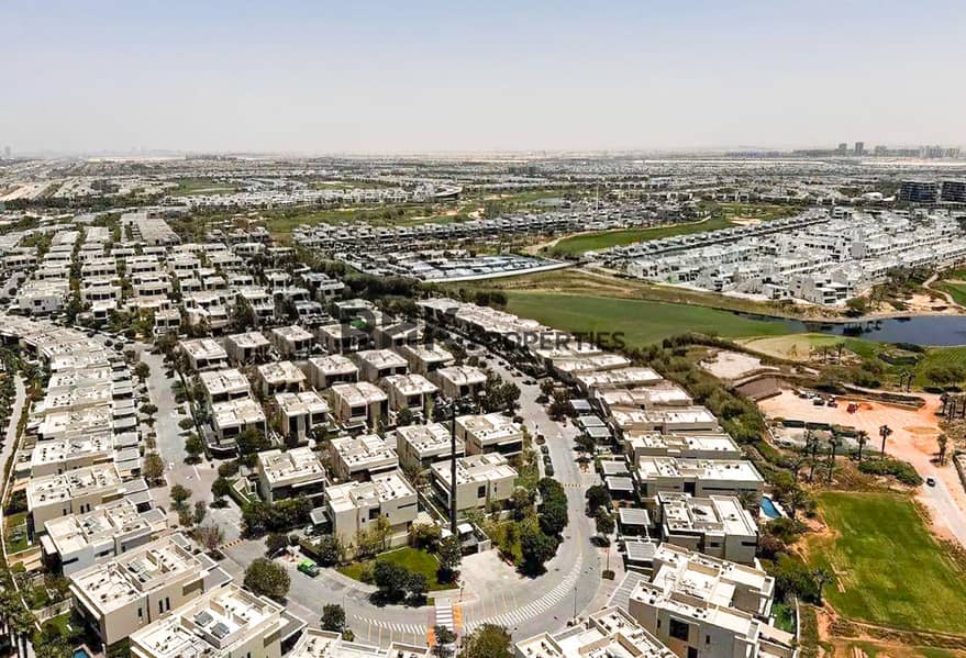 6 Aerial view of Dubai golf course community with luxury villas and green fairways