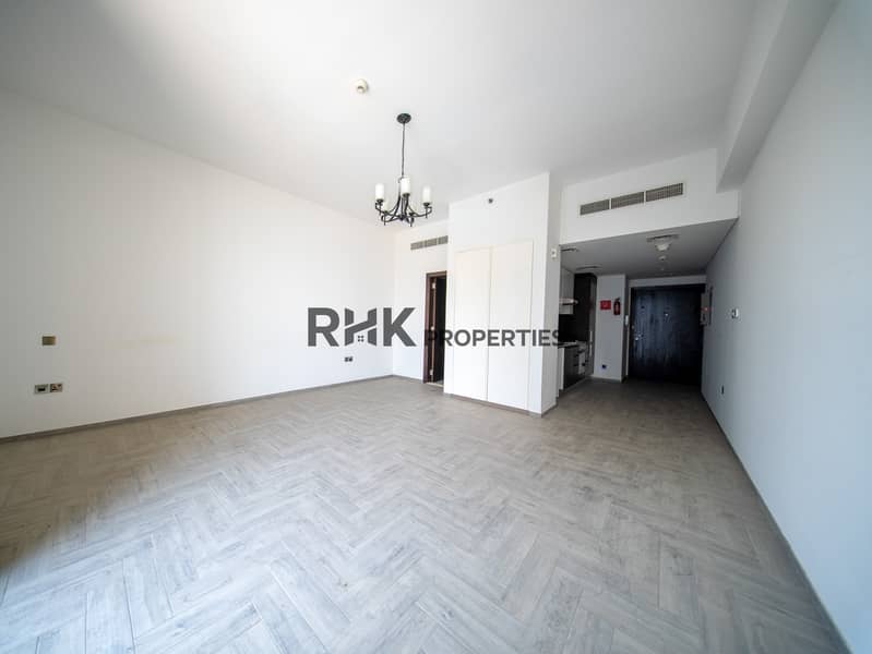 2 Spacious open-plan apartment with contemporary finishes, integrated kitchen and modern tile flooring