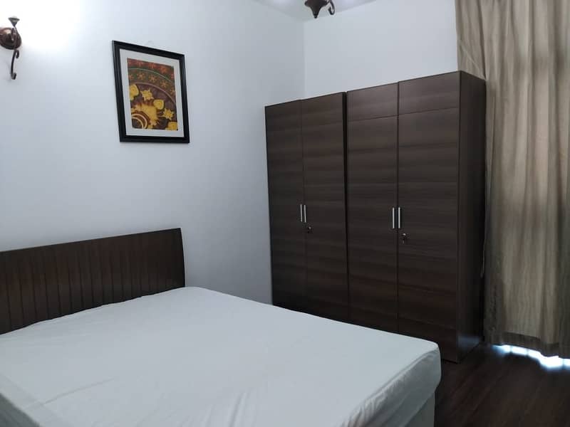Fully Furnished Apartment 1 BHK, Kitchen Appliances.