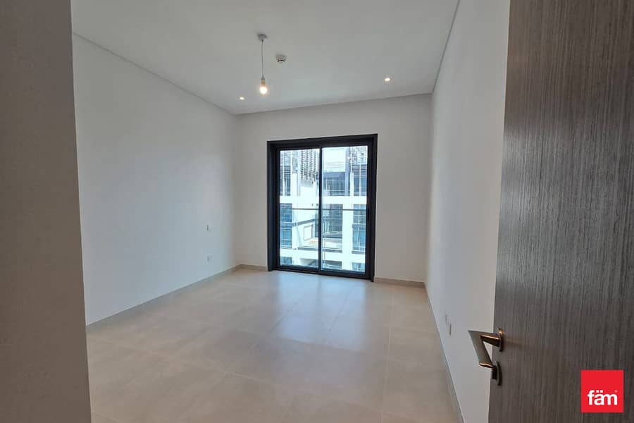 Spacious 1 Bedroom APT, With Burj Khalifa View Spacious 1 Bedroom APT, With Burj Khalifa View