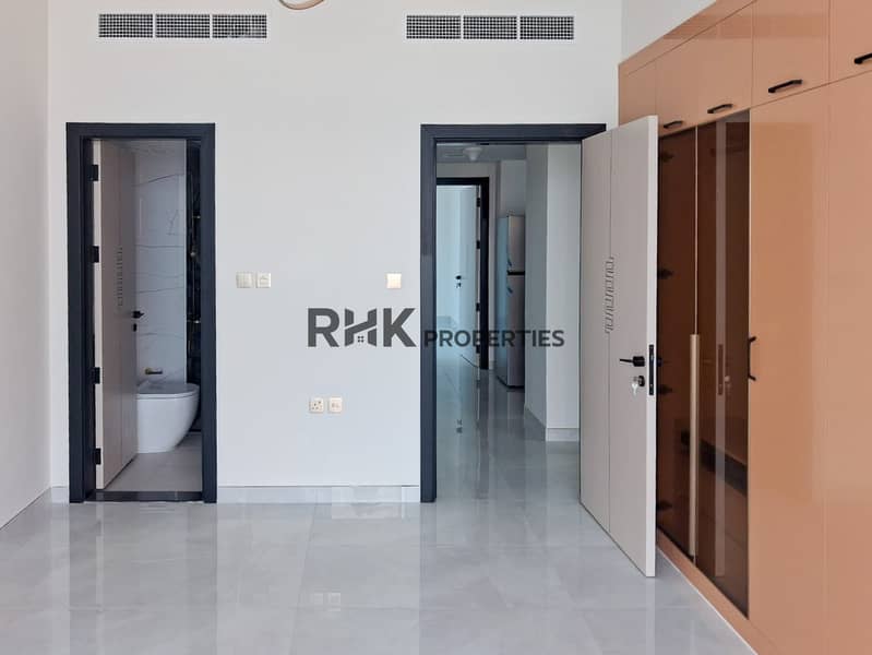 4 Bedroom with en-suite bathroom access and full-length built-in wardrobe in Dubai high-rise