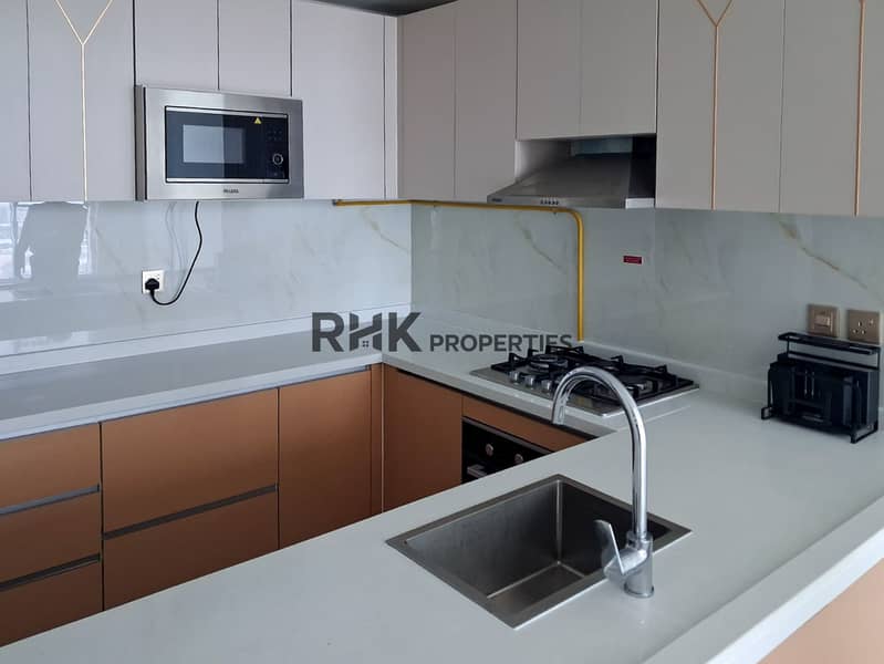 14 Modern kitchen with white quartz countertop, undermount sink and marble-effect backsplash tiles