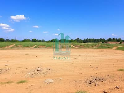 Other Commercial te Huur in mudfak, Ras Al Khaimah - A_clear_view_of_an_empty_plot_of_land_showcasing_an_undeveloped_area. _The_scene_features_a_vast_expanse_of_bare_earth_with_a_few_scattered_rocks_and_patches_of_grass. _In_the_background_there_are_distant_trees_and_a_b. jpeg