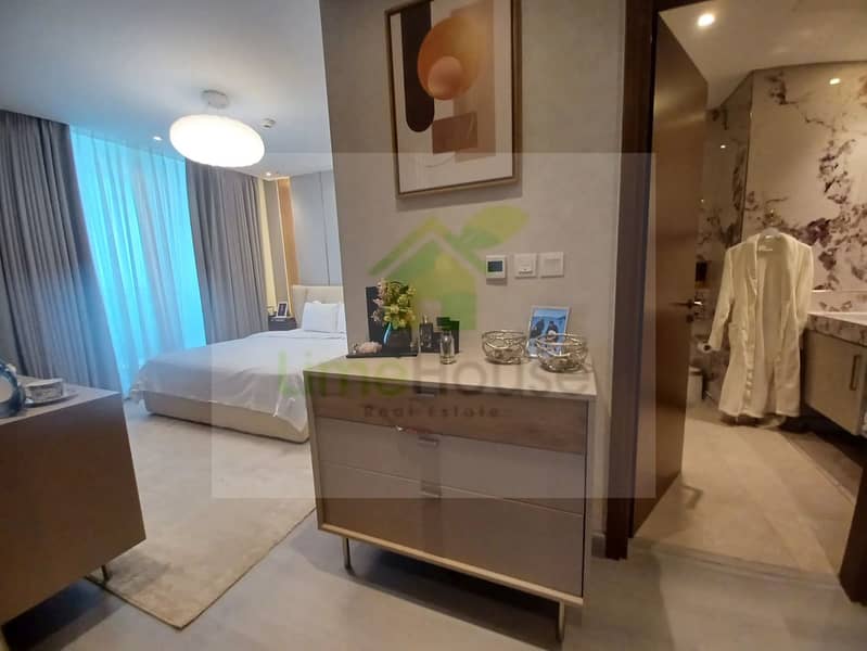 13 3-bedroom-apartment-5242-dubai-marina-bedroom-large-bed-en-suite-bathroom. webp