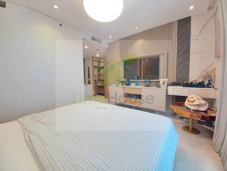 24 3-bedroom-apartment-5242-dubai-marina-bedroom-wall-mounted-tv-marble-accent. webp