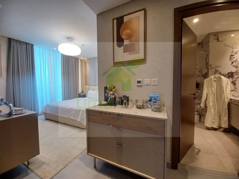 26 3-bedroom-apartment-5242-dubai-marina-emaar-modern-bedroom-ensuite-bath-windows. webp