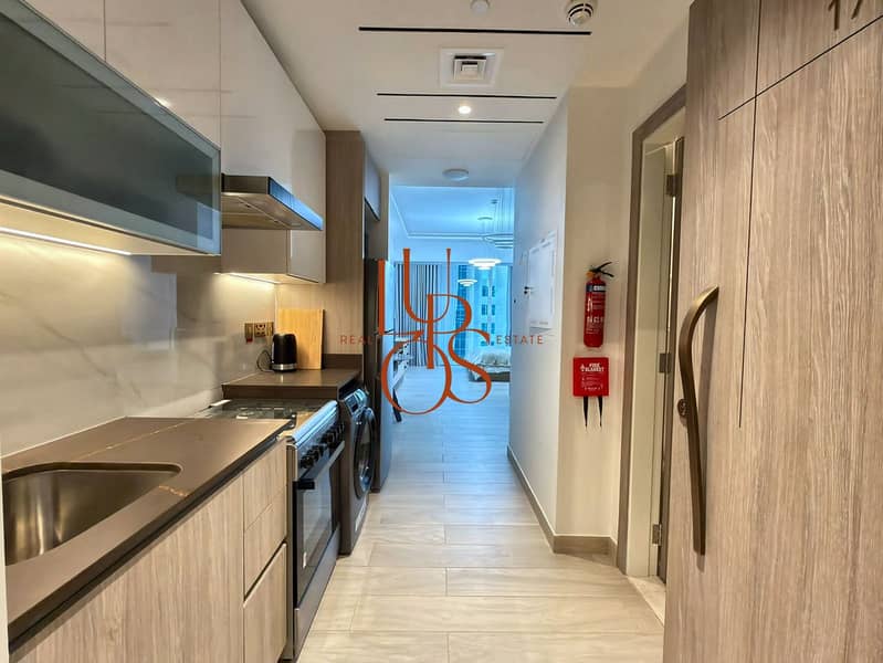 11 11_entrance_and_kitchen. jpg