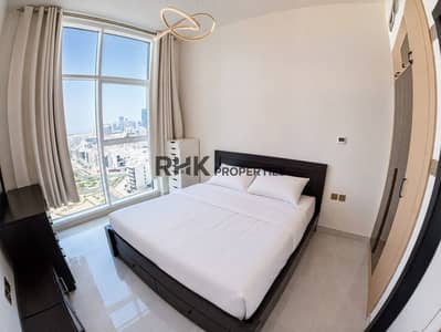 Appartement de 1 chambre à à louer à Arjan, Dubai - Furnished master bedroom with built-in wardrobe and modern gold chandelier in Dubai apartment Appartement de 1 chambre à à louer à Arjan, Dubai - Furnished master bedroom with built-in wardrobe and modern gold chandelier in Dubai apartment