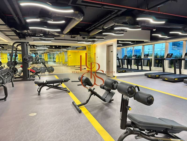 19 03_gym_cardio_and_weights. jpg
