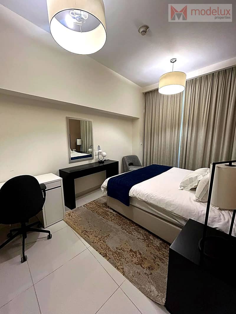 6 02-bedroom-desk. jpg
