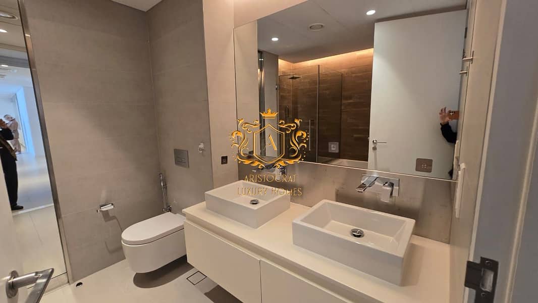 20 Master Bedroom Bathroom 02. jpeg