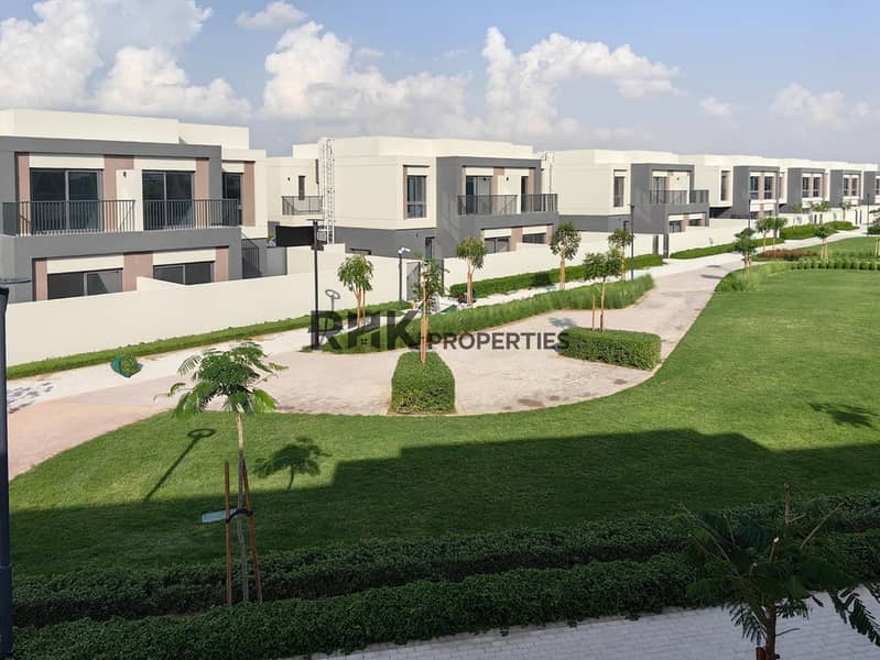 20 Gated townhouse community with manicured lawn, walking paths and contemporary architecture in Dubai