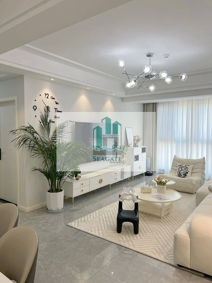 3 Decorated with carpets and tea tables, it looks warm and comfortable_. jpg