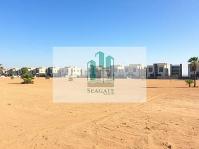 Plot zum zum Verkauf in Al Rifah, Sharjah - A_large_empty_residential_plot_in_the_UAE_featuring_flat_terrain_with_sandy_soil_and_sparse_vegetation. _The_scene_showcases_a_vast_clearing_with_a_few_scattered_palm_trees_and_bushes_under_a_clear_blue_sky. _In_the_ba. jpeg