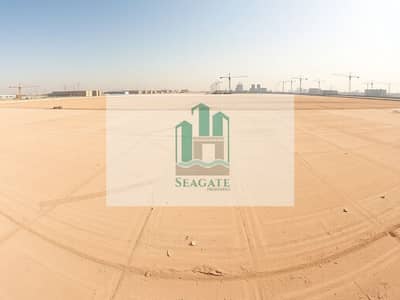 Industrial Land zum Verkauf in Al Sajaa, Sharjah - A_panoramic_view_of_an_empty_industrial_lot_in_the_UAE_showcasing_a_vast_flat_landscape_marked_for_future_development. _The_ground_is_sandy_and_dry_with_faint_markings_indicating_plot_boundaries. _In_the_distance_there. jpeg