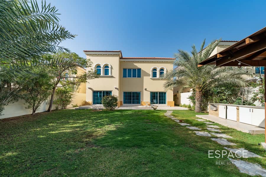 Opposite Park | Upgraded | Ground-Floor Bedroom Opposite Park | Upgraded | Ground-Floor Bedroom