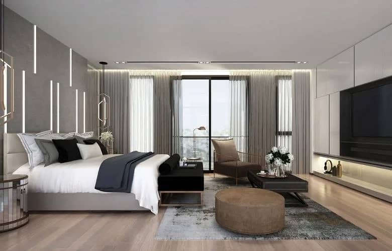 12 quarto-de-casal-amplo-com-tv-mesa-de-centro-mesa-de-apoio-espelhada-puff-de-couro-recamier-preto-e-janela-ampla_c-a7685. webp