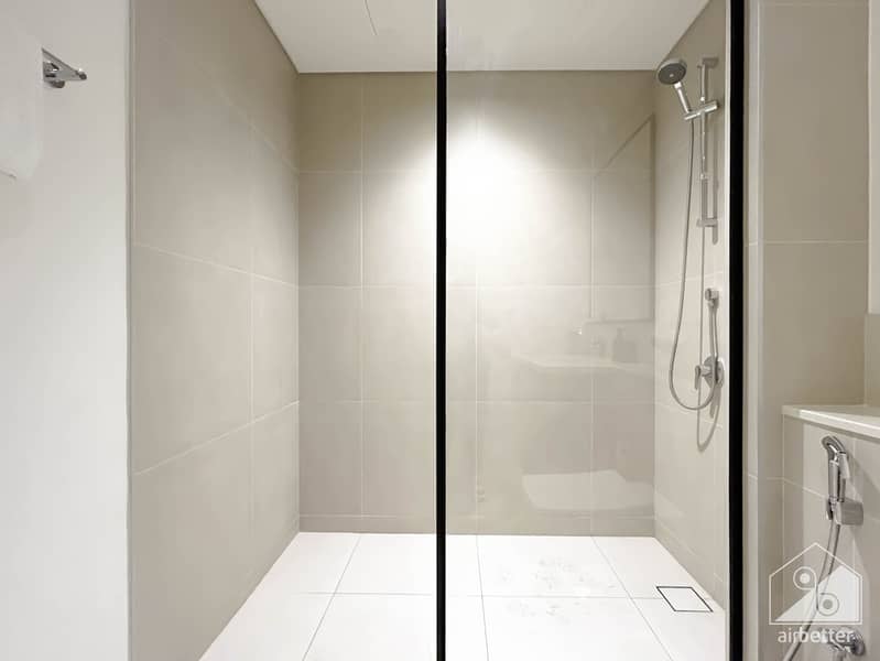 33 Crown Tower - 3501- Room1-17. jpg